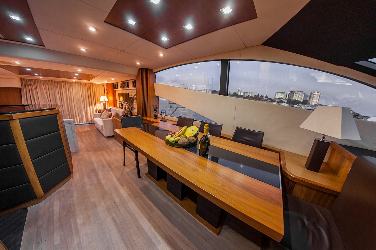 Аренда моторной яхты Sunseeker 70 в Москве - стол в салоне